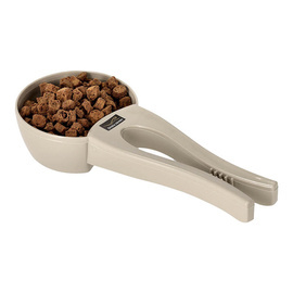 Measuring scoop for dry or dehydrated pet food with a clip to seal the bag