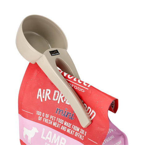 Measuring scoop for dry or dehydrated pet food with a clip to seal the bag